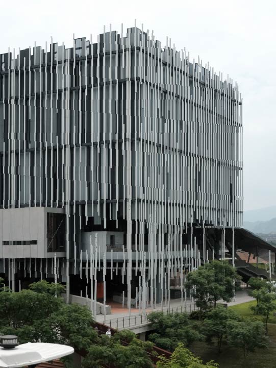 流動於地景之中的建築—— 新北市美術館